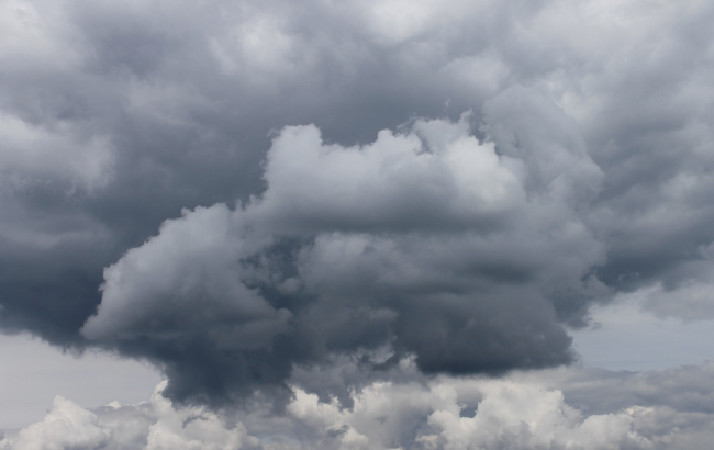 Дожди и тепло: синоптик заинтриговала прогнозом погоды на понедельник